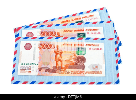 Les enveloppes et d'espèces en roubles russes isolé sur fond blanc Banque D'Images