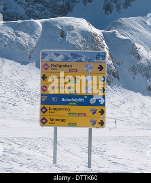 Ski Run signe en haut de l'Rufikopf à Lech en Autriche au début de l'anneau blanc circuit de ski Banque D'Images