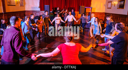 Les gens danser à Annasach Ceilidh Band à un ceilidh à Édimbourg, Écosse Banque D'Images