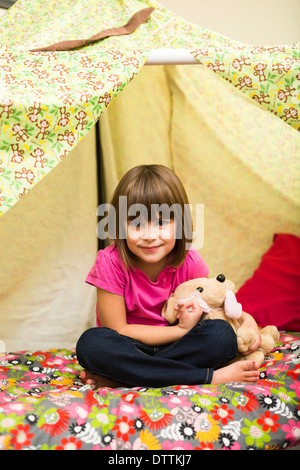 Caucasian girl sitting in fort Banque D'Images