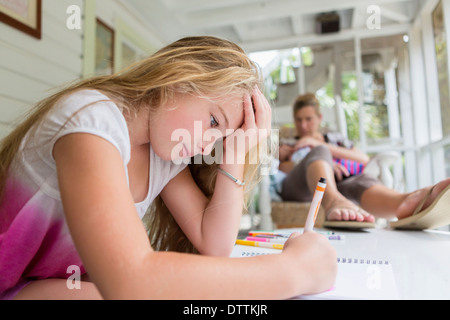 Caucasian mother and daughter relaxing on sun porch Banque D'Images