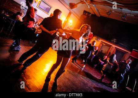 Les gens danser à Annasach Ceilidh Band à un ceilidh à Édimbourg, Écosse Banque D'Images