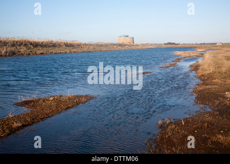 La tour Martello Comité permanent par la défense des côtes et de remblai d'eau, lagune Alderton, Suffolk, Angleterre Banque D'Images