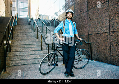 Caucasian businessman avec location sur escalier urbain Banque D'Images