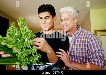 Couple homosexuel arranging flowers Banque D'Images