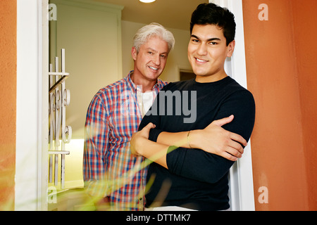 Couple smiling in doorway Banque D'Images