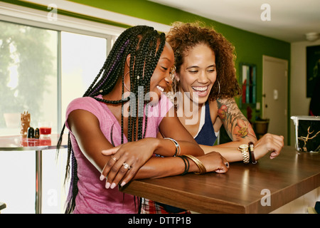 Couple laughing together in kitchen Banque D'Images