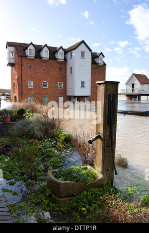 La rivière Avon inondation au moulin de l'abbaye de Tewkesbury, Gloucestershire, UK - Février 2014 Banque D'Images