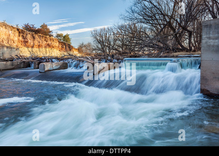 Détourner l'eau du barrage de la rivière pour l'irrigation des terres agricoles, la mémoire cache la poudre RIver à Fort Collins, Colorado Banque D'Images