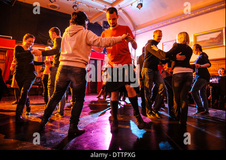 Les gens danser à Annasach Ceilidh Band à un ceilidh à Édimbourg, Écosse Banque D'Images