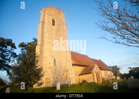 Tour ronde historique contre ciel bleu profond, All Saints Church, Waldringfield, Suffolk, Angleterre Banque D'Images