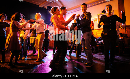 Les gens danser à Annasach Ceilidh Band à un ceilidh à Édimbourg, Écosse Banque D'Images