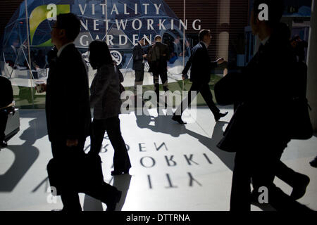 L'Hospitalet (Barcelone), Espagne - 24 Février, 2014. Atmosphère dans les couloirs d'expositions qui héberge le MWC. Le Mobile World Congress 2014 ouvre ses portes avec une fréquentation de 75 000 visiteurs attendus. Crédit : Jordi Boixareu/Alamy Live News Banque D'Images