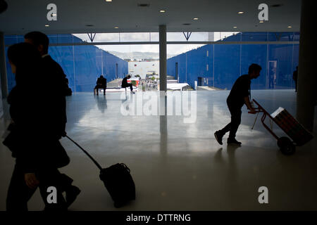 L'Hospitalet (Barcelone), Espagne - 24 Février, 2014. Atmosphère dans les couloirs d'expositions qui héberge le MWC. Le Mobile World Congress 2014 ouvre ses portes avec une fréquentation de 75 000 visiteurs attendus. Crédit : Jordi Boixareu/Alamy Live News Banque D'Images