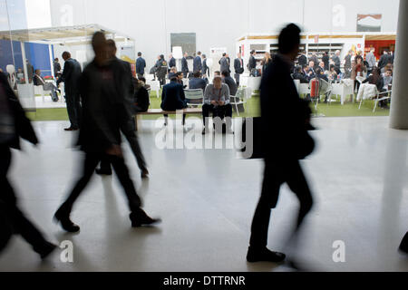 L'Hospitalet (Barcelone), Espagne - 24 Février, 2014. Atmosphère dans les couloirs d'expositions qui héberge le MWC. Le Mobile World Congress 2014 ouvre ses portes avec une fréquentation de 75 000 visiteurs attendus. Crédit : Jordi Boixareu/Alamy Live News Banque D'Images