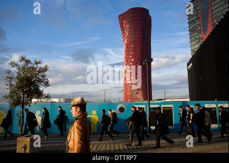 L'Hospitalet (Barcelone), Espagne - 24 Février, 2014. Les participants arrivant de la CMM au parc des expositions qui accueille la foire. Le Mobile World Congress 2014 ouvre ses portes avec une fréquentation de 75 000 visiteurs attendus. Crédit : Jordi Boixareu/Alamy Live News Banque D'Images