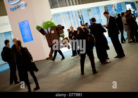 L'Hospitalet (Barcelone), Espagne - 24 Février, 2014. Android qui saute dans le parc d'accueil que la CMM. Le Mobile World Congress 2014 ouvre ses portes avec une fréquentation de 75 000 visiteurs attendus. Crédit : Jordi Boixareu/Alamy Live News Banque D'Images