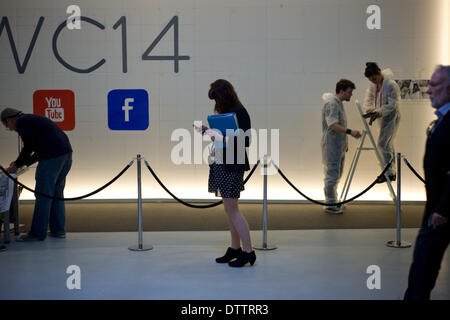 L'Hospitalet (Barcelone), Espagne - 24 Février, 2014. Atmosphère dans les couloirs d'expositions qui héberge le MWC. Le Mobile World Congress 2014 ouvre ses portes avec une fréquentation de 75 000 visiteurs attendus. Crédit : Jordi Boixareu/Alamy Live News Banque D'Images