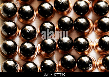 Balles de mitrailleuses sur fond blanc Banque D'Images