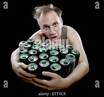 L'homme ivre et a beaucoup de boîtes de bière vides Banque D'Images