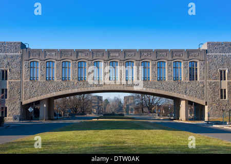 Torgersen Hall et pont pour Newman Library à Virginia Tech Banque D'Images