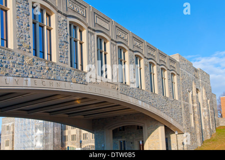 Torgersen Hall et pont pour Newman Library à Virginia Tech Banque D'Images