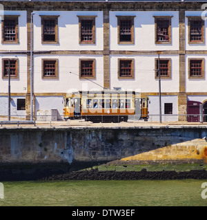 Passeio Alegre Tram numéro 1 en longeant le fleuve Douro à Porto, Portugal Banque D'Images