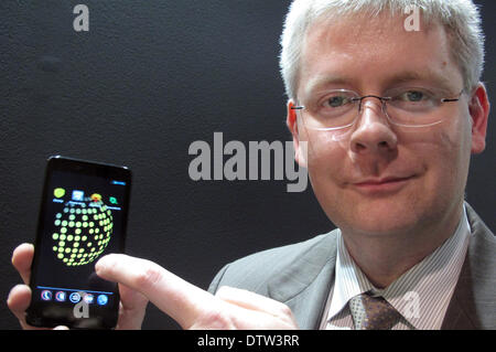 Barcelone, Espagne. Feb 24, 2014. Blackphone gérant Toby Weir-Jones détient un nouveau Blackphone au Mobile World Congress à Barcelone, Espagne, 24 février 2014. Photo : JESSICA BINSCH/DPA/Alamy Live News Banque D'Images