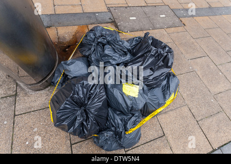 La scène du crime. Les décharges sauvages ou le déversement illégal de déchets. Sacs de détritus laissés sur une rue du centre-ville de Sheffield, England, UK Banque D'Images