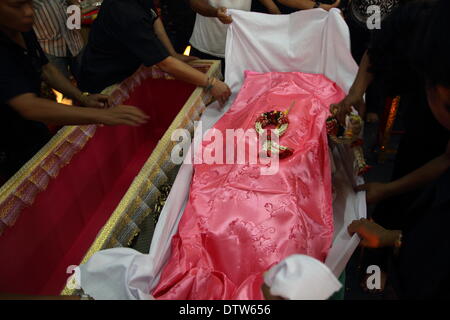 Bangkok, Thaïlande. Feb 24, 2014. 6 ans Patcharakorn Yosubon la victime d'une bombe, au cours des derniers rites accomplis dans un temple bouddhiste. Deux jeunes frères et sœurs, fillette de six ans et son Patcharakorn 4 ans Korawit, ainsi qu'une autre femme ont été tués en blessant au moins 22 personnes dans une attaque à la grenade contre des manifestants anti-gouvernement dans le quartier commerçant de Bangkok. Crédit : John Vincent/Alamy Live News Banque D'Images