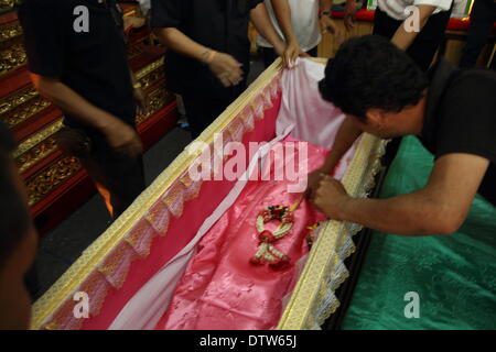 Bangkok, Thaïlande. Feb 24, 2014. 6 ans Patcharakorn Yosubon la victime d'une bombe, au cours des derniers rites accomplis dans un temple bouddhiste. Deux jeunes frères et sœurs, fillette de six ans et son Patcharakorn 4 ans Korawit, ainsi qu'une autre femme ont été tués en blessant au moins 22 personnes dans une attaque à la grenade contre des manifestants anti-gouvernement dans le quartier commerçant de Bangkok. Crédit : John Vincent/Alamy Live News Banque D'Images