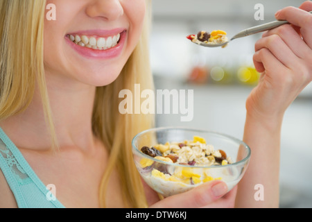 Gros plan sur happy young woman eating healthy breakfast Banque D'Images