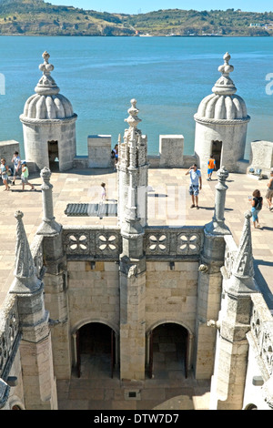 Vue depuis le toit de la Tour de Belém ou la tour de St Vincent, une tour fortifiée, sur le Tage, Lisbonne, Portugal. Banque D'Images