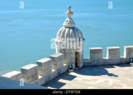 Vue détaillée de la toiture de la Tour de Belém ou la tour de St Vincent, une tour fortifiée, sur le Tage, Lisbonne, Portugal. Banque D'Images