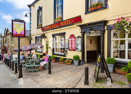 Les gens assis à l'extérieur de l'Hôtel de Ville Hotel pub dans la Place du Marché historique, Richmond, North Yorkshire, Angleterre, Royaume-Uni, Banque D'Images