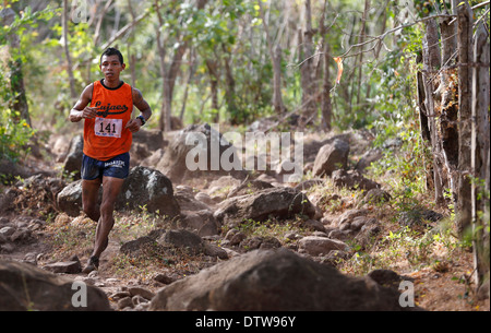 Les sports extrêmes, les coureurs de la 25k 'Fuego y Agua' course sur l'île Ometepe, Nicaragua Banque D'Images