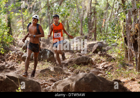 Les sports extrêmes, les coureurs de la 25k 'Fuego y Agua' course sur l'île Ometepe, Nicaragua Banque D'Images
