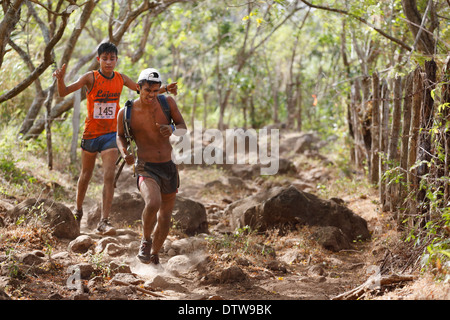 Les sports extrêmes, les coureurs de la 25k 'Fuego y Agua' course sur l'île Ometepe, Nicaragua Banque D'Images