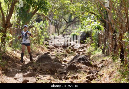 Les sports extrêmes, les coureurs de la 25k 'Fuego y Agua' course sur l'île Ometepe, Nicaragua Banque D'Images