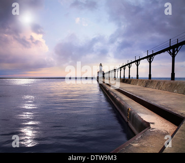 Le Michigan City East Pierhead phare au coucher du soleil sur le lac Michigan, Michigan City, Indiana, USA Banque D'Images