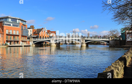 Windsor et Eton Pont sur la Tamise à Royal Berkshire Banque D'Images