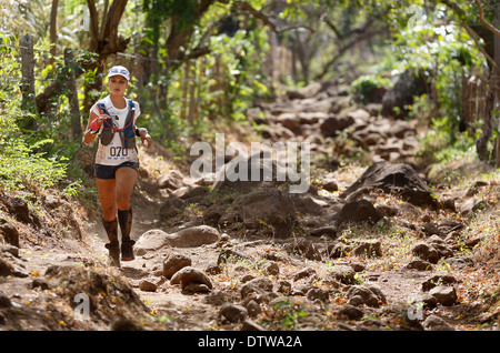 Les sports extrêmes, les coureurs de la 25k 'Fuego y Agua' course sur l'île Ometepe, Nicaragua Banque D'Images