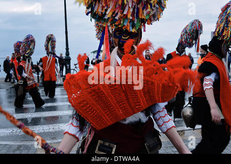 Thessalonique, Grèce. Feb 23, 2014. Une cloche danses au porteur pendant le défilé sur l'avenue de bord de mer de Thessalonique. Le Folklife et Musée Ethnologique de Macédoine a organisé la première Assemblée européenne des porteurs de Bell à Thessalonique. L'assemblée a eu lieu dans le contexte de l'action ' ? ?Routes Bell' ?ÃƒÂ¹, qui tente d'explorer les coutumes de Bell en Europe. Ce sont des événements saisonniers de mascarade avec sens salutaire et eugéniques c.-à-d. prestations dramatiques que les communautés agraires et pastorales, croyant qu'ils vont protéger leurs troupeaux et cultures. Le ''Bell Banque D'Images