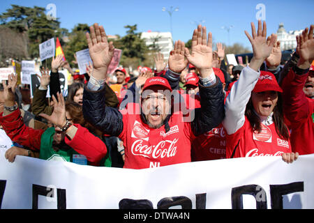 Madrid, Espagne. Feb 23, 2014. Coca-Cola protestataires touchés par les plans de fermer quatre de ses 11 usines et de licencier les travailleurs 1 253 crier des slogans, lors d'une manifestation contre les coupures à Madrid, en Espagne, dimanche 12 février 2014, 23e.Ce qu'on appelle ''Les citoyens Tide'' se sont réunis dans la rue plus de 5 000 manifestants de différents mouvements sociaux de Madrid tels que la santé, l'éducation ou les services sociaux et d'autres plates-formes comme les mouvements sociaux contre la ''coupe'', les droits civils et les libertés civiles. La manifestation a débuté à midi à la Puerta del Sol et a fini à la Plaza de Neptuno, à proximité d Banque D'Images