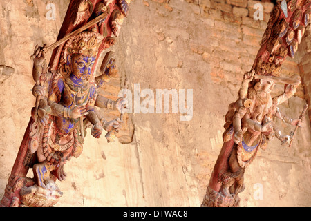 Toit en bois sculpté dans le struts Sadashiva Bhairab Chowk-Nyaynyapa Jhya-Royal la cour de Palais. Durbar Sq.Bhaktapur-Nepal Banque D'Images