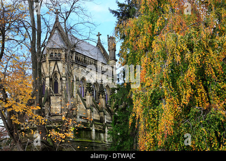 Un mausolée inspirée d'une cathédrale gothique dans un magnifique Arboretum / Réglage de cimetière au cours de l'automne, le sud-ouest de l'Ohio, USA Banque D'Images