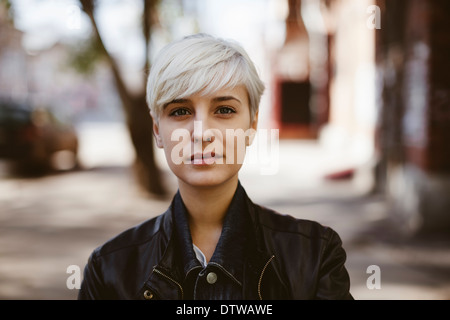 Jeune femme avec de courts cheveux blonds,lumière naturelle Banque D'Images