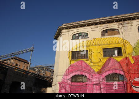 Rome, Italie. 24 février 2014. Street Art Par l'artiste Blu sur une ancienne caserne bâtiment dans le quartier Ostiense à Rome Italie Crédit : Gari Wyn Williams/Alamy Live News Banque D'Images