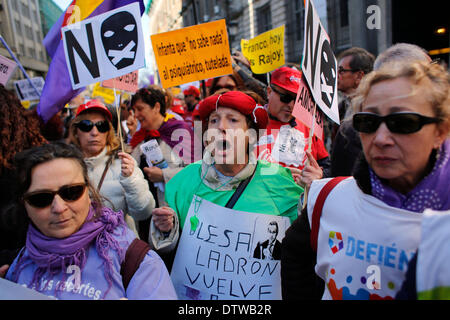 Madrid, Espagne. Feb 23, 2014. Un protestataire crier des slogans reivindicative, lors d'une manifestation contre les coupures à Madrid, en Espagne, dimanche 12 février 2014, 23e.Ce qu'on appelle ''Les citoyens Tide'' se sont réunis dans la rue plus de 5 000 manifestants de différents mouvements sociaux de Madrid tels que la santé, l'éducation ou les services sociaux et d'autres plates-formes comme les mouvements sociaux contre la ''coupe'', les droits civils et les libertés civiles. La manifestation a débuté à midi à la Puerta del Sol et a fini à la Plaza de Neptuno, à proximité du parlement espagnol. (Crédit Image : © Rodrigo Garcia/NurPhoto/ZUMAPRE Banque D'Images