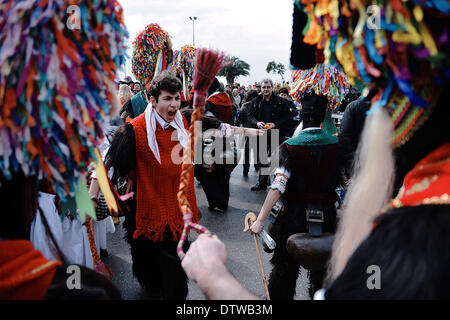 Thessalonique, Grèce. Feb 23, 2014. Porteurs de Bell la danse de la place Aristotelous. Le Folklife et Musée Ethnologique de Macédoine a organisé la première Assemblée européenne des porteurs de Bell à Thessalonique. L'assemblée a eu lieu dans le contexte de l'action ' ? ?Routes Bell' ?ÃƒÂ¹, qui tente d'explorer les coutumes de Bell en Europe. Ce sont des événements saisonniers de mascarade avec sens salutaire et eugéniques c.-à-d. prestations dramatiques que les communautés agraires et pastorales, croyant qu'ils vont protéger leurs troupeaux et cultures. La ''Routes Bell'' révèlent les elemen commun Banque D'Images